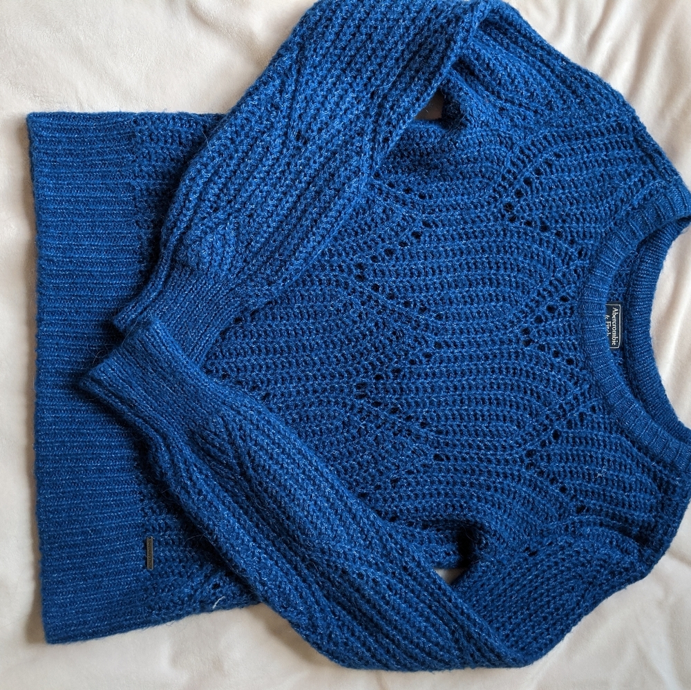 blue balloon sleeved sweater